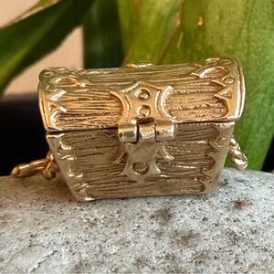 9k gold treasure chest charm